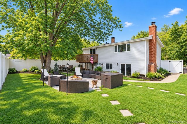 19 Badger Lane, East Setauket, NY 11733