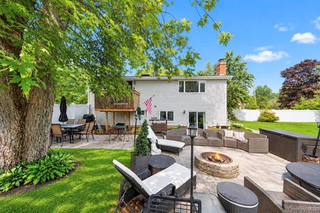 19 Badger Lane, East Setauket, NY 11733