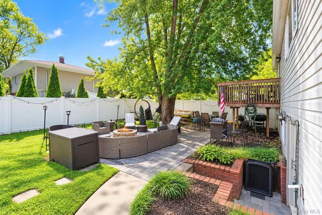 19 Badger Lane, East Setauket, NY 11733