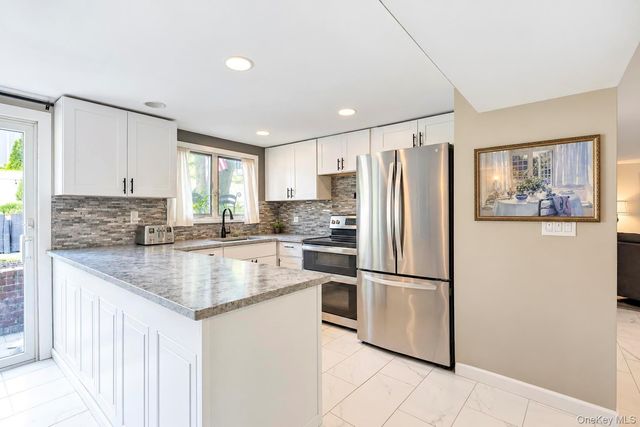 19 Badger Lane, East Setauket, NY 11733