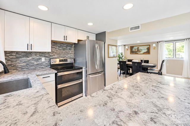 19 Badger Lane, East Setauket, NY 11733
