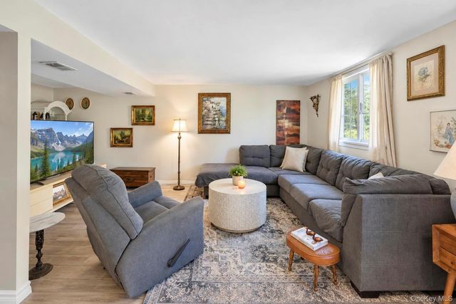 19 Badger Lane, East Setauket, NY 11733