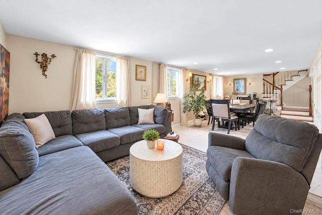 19 Badger Lane, East Setauket, NY 11733