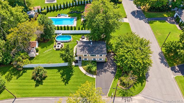 19 Badger Lane, East Setauket, NY 11733