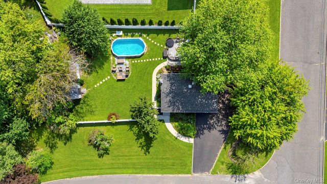 19 Badger Lane, East Setauket, NY 11733