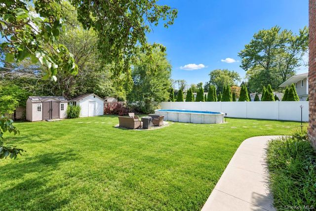 19 Badger Lane, East Setauket, NY 11733