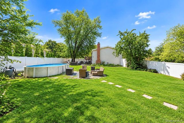19 Badger Lane, East Setauket, NY 11733