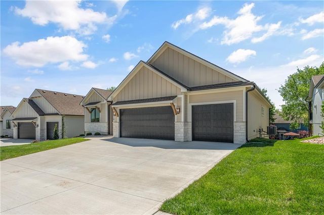 4316 NE Hideaway Drive, Lee's Summit, MO 64064