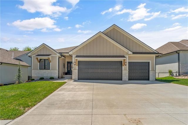 4316 NE Hideaway Drive, Lee's Summit, MO 64064