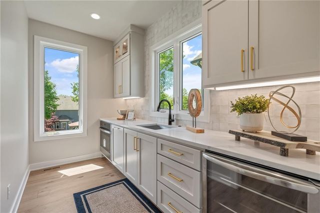 4316 NE Hideaway Drive, Lee's Summit, MO 64064