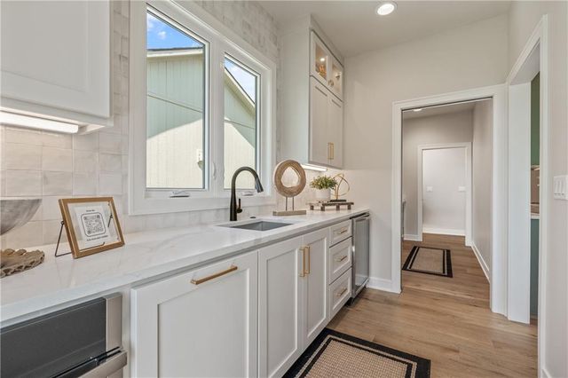 4316 NE Hideaway Drive, Lee's Summit, MO 64064