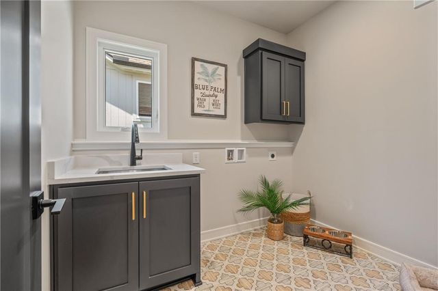 4316 NE Hideaway Drive, Lee's Summit, MO 64064