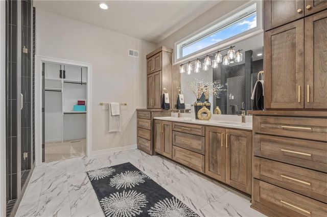 4316 NE Hideaway Drive, Lee's Summit, MO 64064