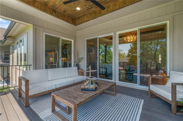 4316 NE Hideaway Drive, Lee's Summit, MO 64064