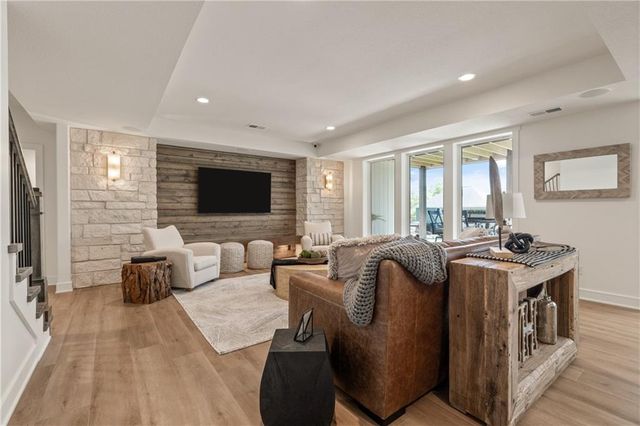 4316 NE Hideaway Drive, Lee's Summit, MO 64064