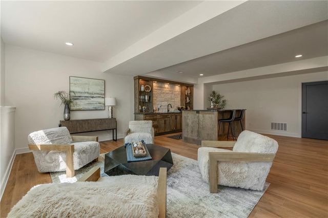 4316 NE Hideaway Drive, Lee's Summit, MO 64064