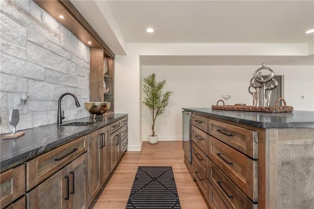 4316 NE Hideaway Drive, Lee's Summit, MO 64064