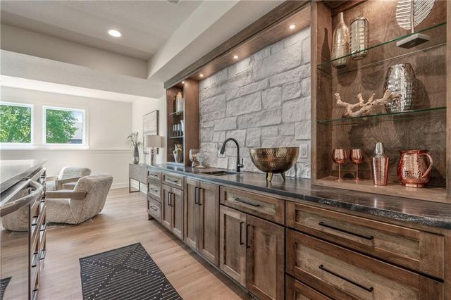 4316 NE Hideaway Drive, Lee's Summit, MO 64064