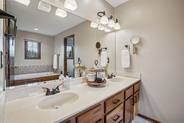 5517 Kensington Circle, Johnston, IA 50131