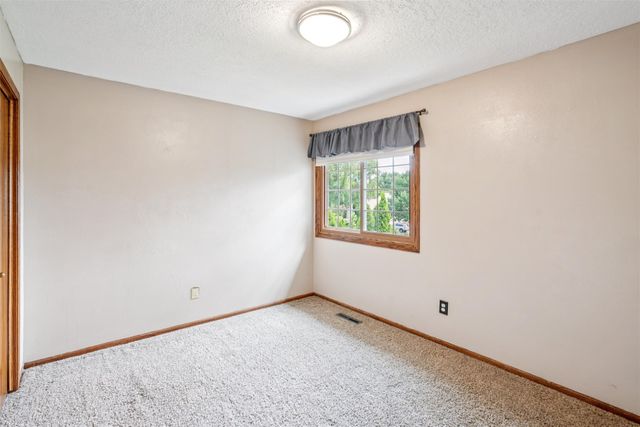 5517 Kensington Circle, Johnston, IA 50131