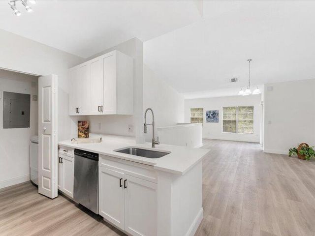 10288 Fox Trail Rd S. 311, Royal Palm Beach, FL 33411
