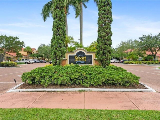 10288 Fox Trail Rd S. 311, Royal Palm Beach, FL 33411