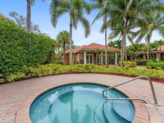 10288 Fox Trail Rd S. 311, Royal Palm Beach, FL 33411
