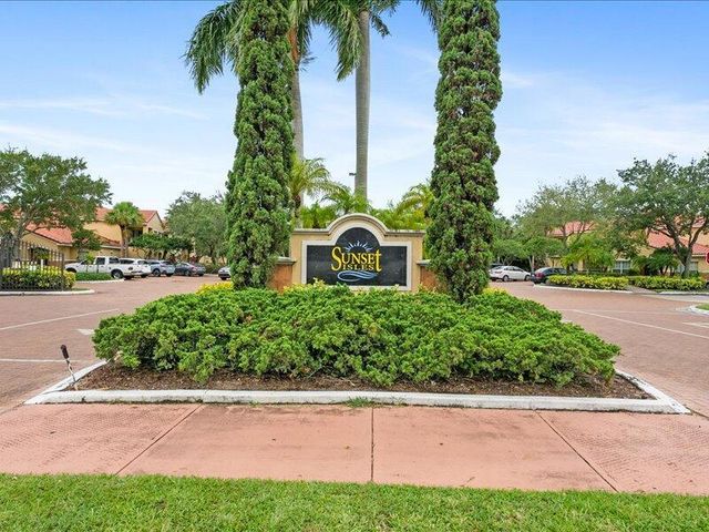 10288 Fox Trail Rd S. 311, Royal Palm Beach, FL 33411