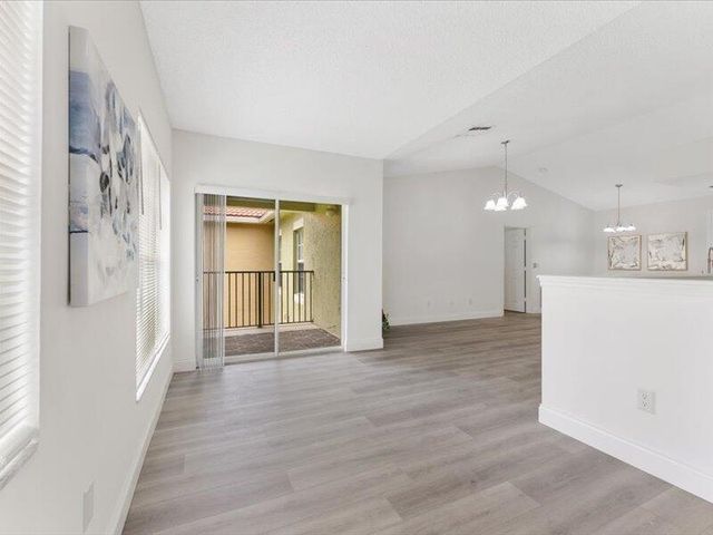 10288 Fox Trail Rd S. 311, Royal Palm Beach, FL 33411