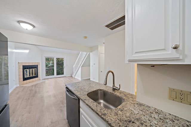 117 Tall Oaks Dr H, Weymouth, MA 02190