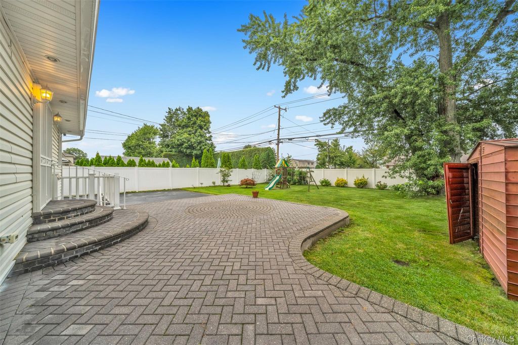 30 Andover Lane, Hicksville, NY 11801 — photo 2