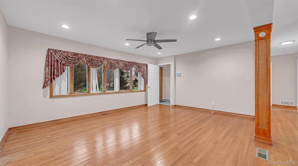 30 Andover Lane, Hicksville, NY 11801 — photo 3
