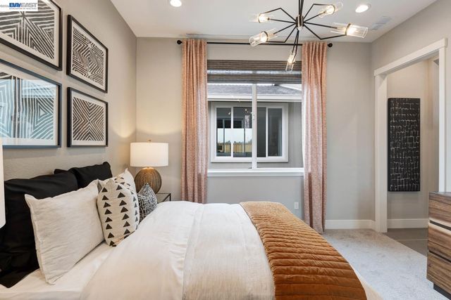 1288 Parkcrest Circle, Manteca, CA 95336