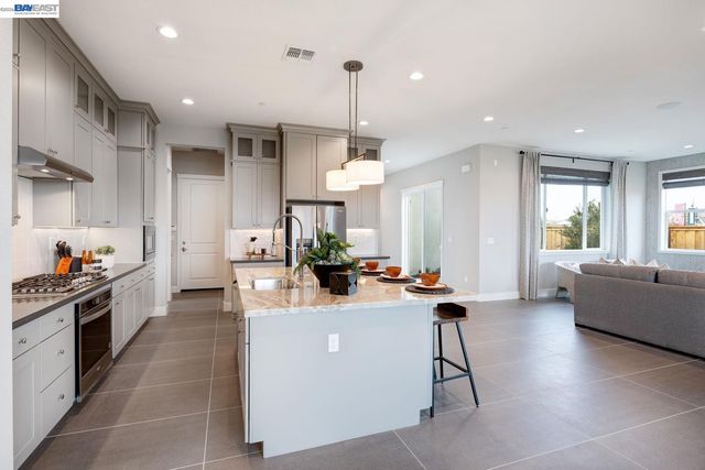 1288 Parkcrest Circle, Manteca, CA 95336