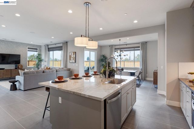 1288 Parkcrest Circle, Manteca, CA 95336