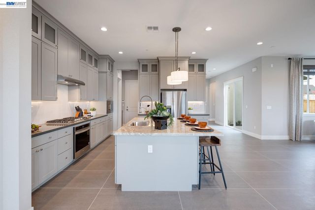 1288 Parkcrest Circle, Manteca, CA 95336