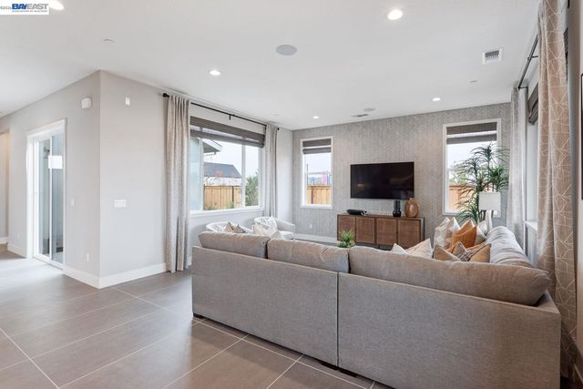 1288 Parkcrest Circle, Manteca, CA 95336
