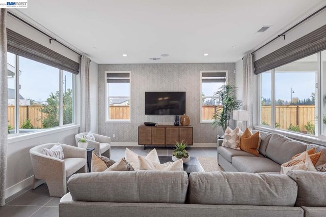 1288 Parkcrest Circle, Manteca, CA 95336
