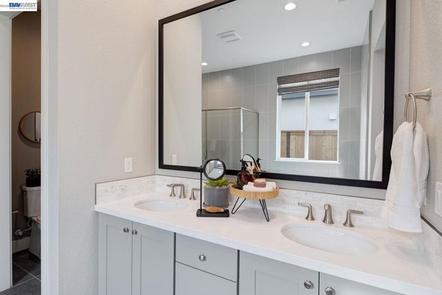1288 Parkcrest Circle, Manteca, CA 95336
