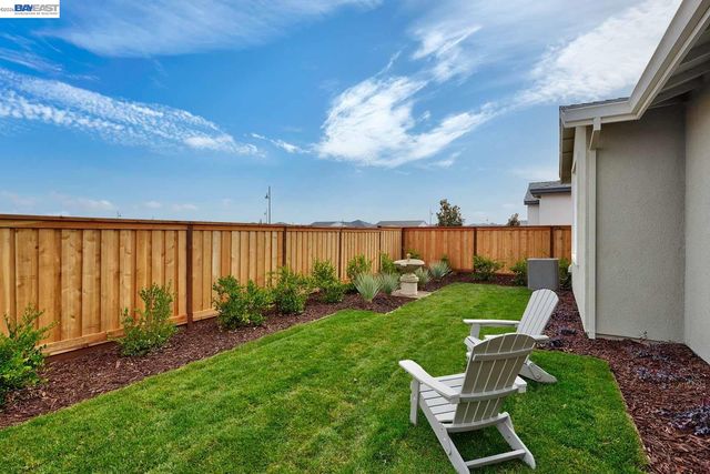 1288 Parkcrest Circle, Manteca, CA 95336