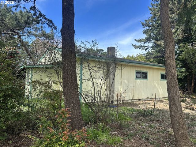 628 W 13TH St, Port Orford, OR 97465