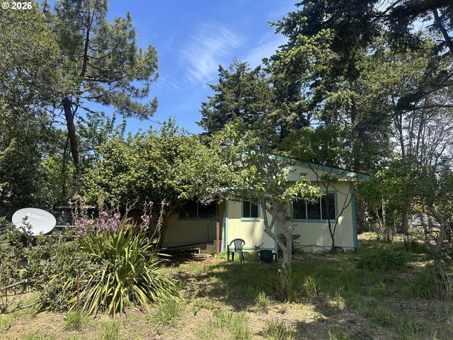 628 W 13TH St, Port Orford, OR 97465