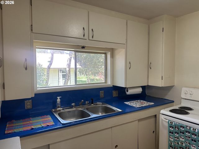 628 W 13TH St, Port Orford, OR 97465