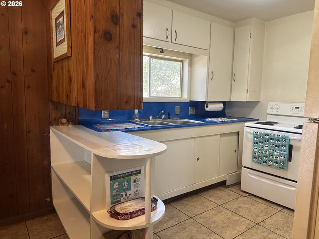 628 W 13TH St, Port Orford, OR 97465