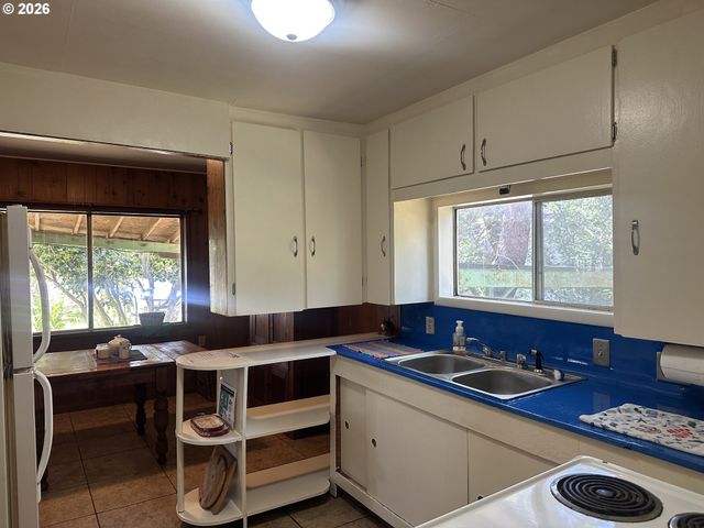 628 W 13TH St, Port Orford, OR 97465