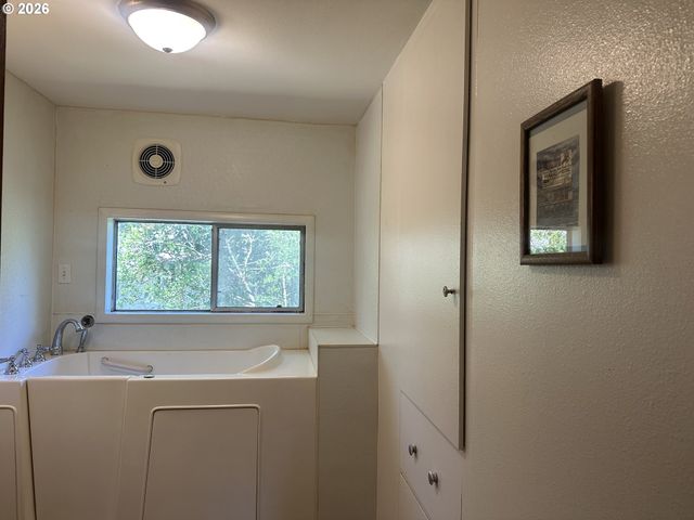 628 W 13TH St, Port Orford, OR 97465