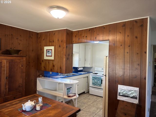 628 W 13TH St, Port Orford, OR 97465