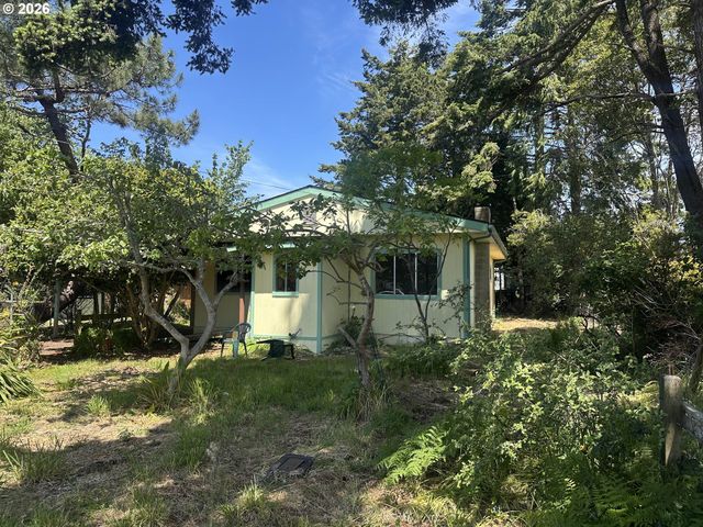 628 W 13TH St, Port Orford, OR 97465