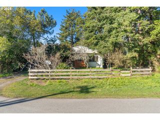 628 W 13TH St, Port Orford, OR 97465
