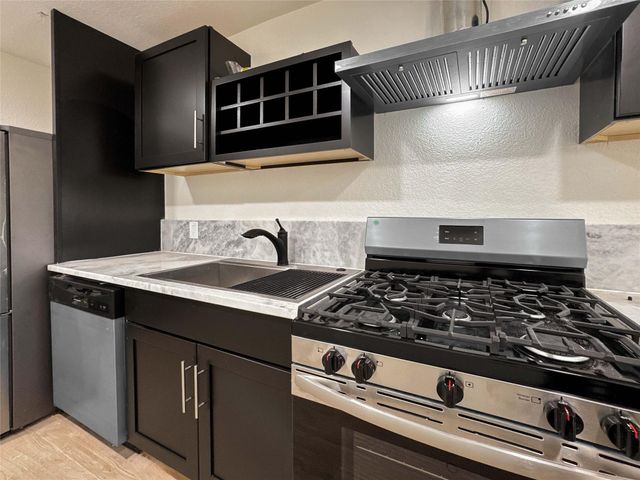 206 E 33rd Street 8, Houston, TX 77018